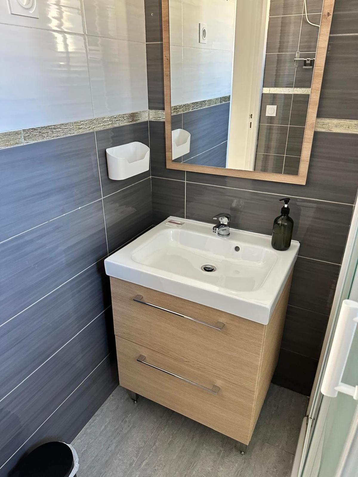 Appartement T2 Avec Terrasse Et Cour Cavaillon Exterior foto