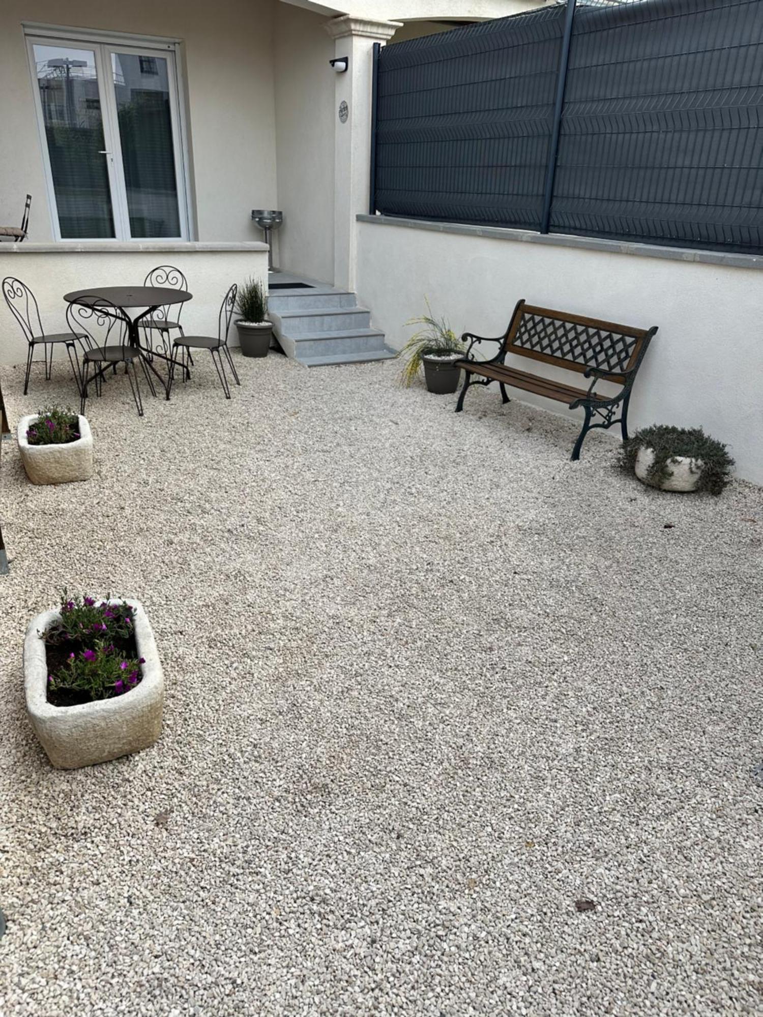 Appartement T2 Avec Terrasse Et Cour Cavaillon Exterior foto